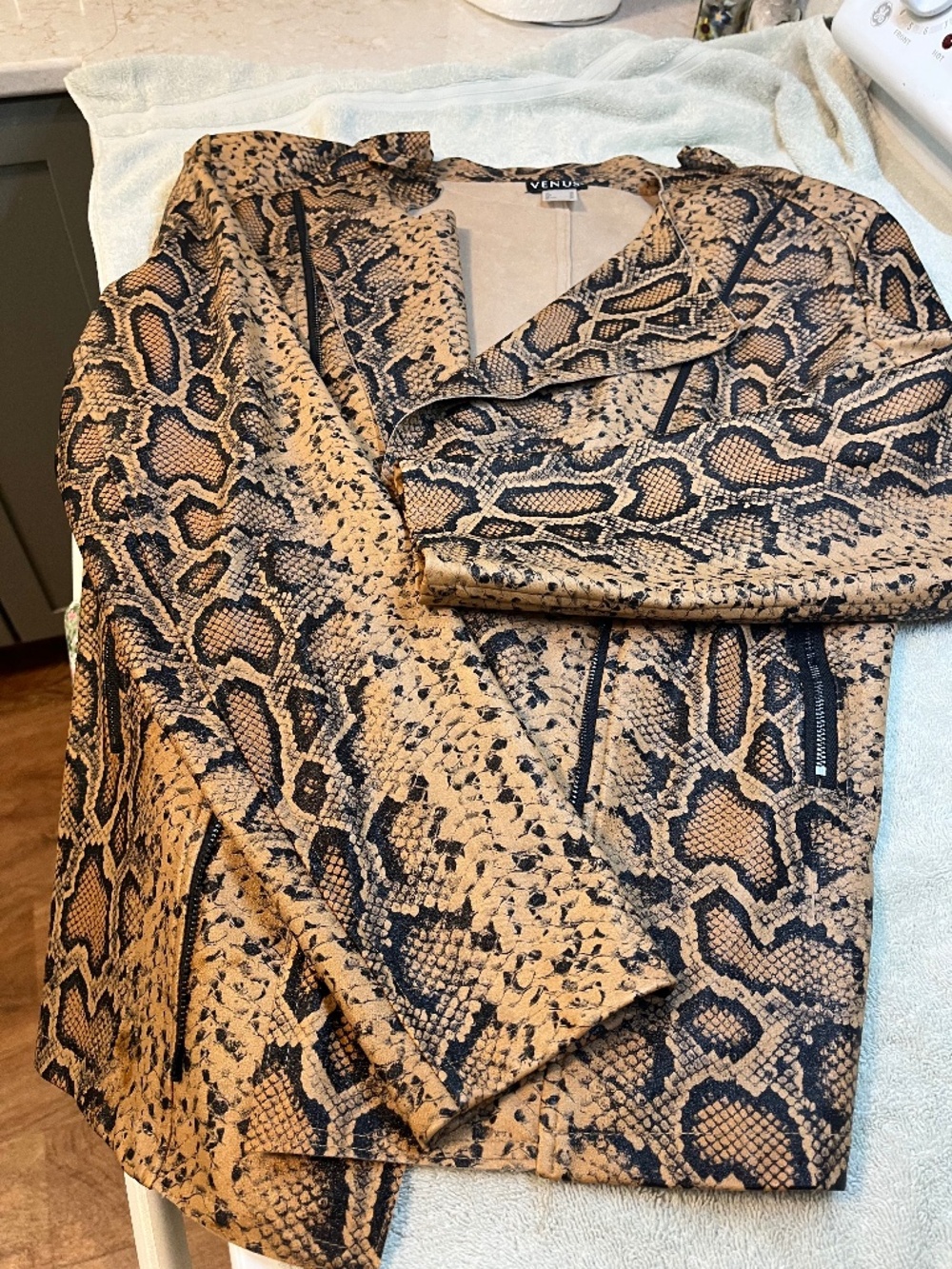Women’s leopard print faux leather jacket. Size 18